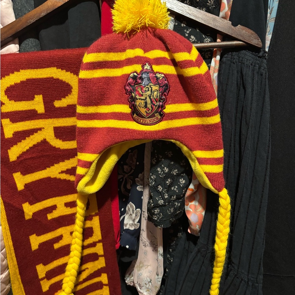 Knitted Gryffindor beanie hat and scarf set from Harry Potter.